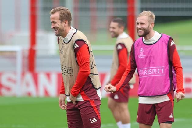 9 Harry Kane, and 27 Konrad Laimer, are in a good mood, laughing, Portraet, Portrait, Football Final training FC Bayern Munich before UEFA Champions League match against Aston Villa 01 09 2024 Training ground, Säbenerstr PHOTO Mladen Lackovic LakoPress