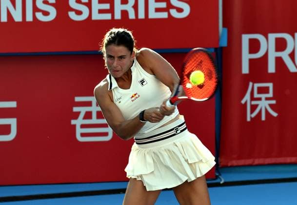 (241002) -- HONG KONG, Oct. 2, 2024 -- Emma Navarro of the United States hits a return during the women s singles match between Emma Navarro of the United States and Viktorija Golubic of Switzerland at WTA, Tennis Damen Hong Kong 125 Open tennis tournament in Hong Kong, south China, Oct. 2, 2024. (Photo by Lo Ping Fai Xinhua) (SP)CHINA-HONG KONG-TENNIS-WTA 125 (CN) LuxBinghui 