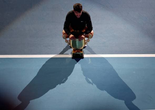 Sport Bilder des Tages (241002) -- BEIJING, Oct. 2, 2024 -- Carlos Alcaraz of Spain poses with trophy after the during Men s Singles Final between Jannik Sinner of Italy and Carlos Alcaraz of Spain at the 2024 China Open tennis tournament in Beijing, capital of China, Oct. 2, 2024. ) (SP)CHINA-BEIJING-TENNIS-CHINA OPEN-MEN S SINGLES-FINAL (CN) WangxLili 