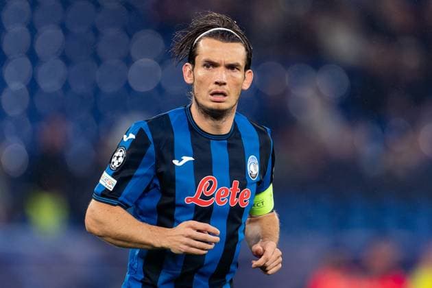 2024-10-02 FC Shakhtar Donetsk v Atalanta BC - UEFA Champions League 2024 25 League Phase MD2 GELSENKIRCHEN, GERMANY - OCTOBER 2: Marten de Roon of Atalanta BC looks on during the UEFA Champions League 2024 25 League Phase MD2 match between FC Shakhtar Donetsk and Atalanta BC at Arena AufSchalke on October 2, 2024 in Gelsenkirchen, Germany. (Photo by Joris Verwijst BSR Agency) Gelsenkirchen Germany Content not available for redistribution in The Netherlands directly or indirectly through any third parties. Copyright: xBSRxAgencyx