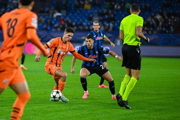 02 10 2024, Football, Champions League, Matchday 2, Season 2024 2025, Shakhtar Donetsk Atalanta Bergamo, Valeriy Bondar Shakhtar Donetsk , Lazar Samardzic Atalanta Bergamo xRHR PHOTO TKx Copyright: RHR-FOTOx RHR-FOTO TK
