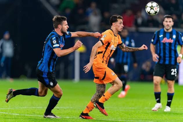 2024-10-02 FC Shakhtar Donetsk v Atalanta BC - UEFA Champions League 2024 25 League Phase MD2 GELSENKIRCHEN, GERMANY - OCTOBER 2: Berat Djimsiti of Atalanta BC battles for the ball with Marlon Gomes of FC Shakhtar Donetsk during the UEFA Champions League 2024 25 League Phase MD2 match between FC Shakhtar Donetsk and Atalanta BC at Arena AufSchalke on October 2, 2024 in Gelsenkirchen, Germany. (Photo by Joris Verwijst BSR Agency) Gelsenkirchen Germany Content not available for redistribution in The Netherlands directly or indirectly through any third parties. Copyright: xBSRxAgencyx