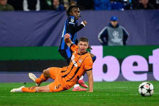 GELSENKIRCHEN, GERMANY - 2 OCTOBER, 2024: Valeriy Bondar, Ademola Lookman, The UEFA Champions League match between FC Shakhtar Donetsk vs Atalanta BC Bergamo at Veltins Arena  Copyright: xVItaliixKliuievx