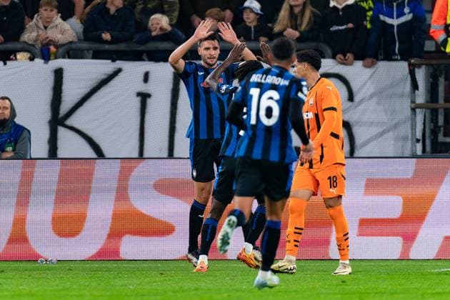 2024-10-02 FC Shakhtar Donetsk v Atalanta BC - UEFA Champions League 2024 25 League Phase MD2 GELSENKIRCHEN, GERMANY - OCTOBER 2: Berat Djimsiti of Atalanta BC celebrates after scoring the team s first goal during the UEFA Champions League 2024 25 League Phase MD2 match between FC Shakhtar Donetsk and Atalanta BC at Arena AufSchalke on October 2, 2024 in Gelsenkirchen, Germany. (Photo by Joris Verwijst BSR Agency) Gelsenkirchen Germany Content not available for redistribution in The Netherlands directly or indirectly through any third parties. Copyright: xBSRxAgencyx
