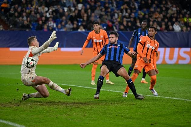 02 10 2024, Football, Champions League, Matchday 2, Season 2024 2025, Shakhtar Donetsk Atalanta Bergamo, Berat Djimsiti Atalanta Bergamo scores the 1-0 goal for Bergamo xRHR PHOTO TKx Copyright: RHR-FOTOx RHR-FOTO TK