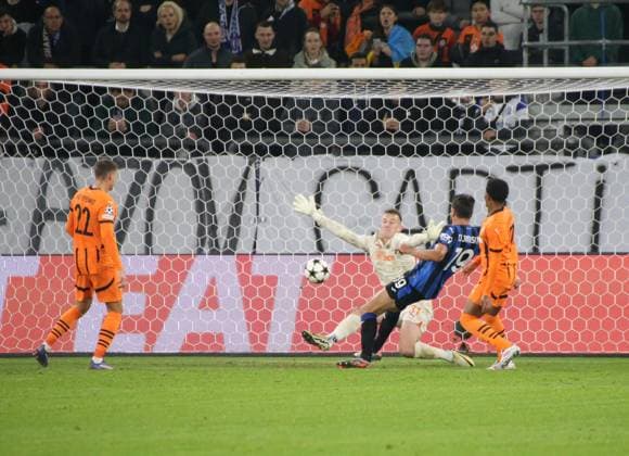 02 10 2024, xgrfx, Football UEFA Champions League, Shakhtar Donetsk Atalanta Bergamo emspor, v l Tor, Berat Djimsiti Atalanta Bergamo DFL DFB REGULATIONS PROHIBIT ANY USE OF PHOTOGRAPHS as IMAGE SEQUENCES and or QUASI VIDEO Gelsenkirchen