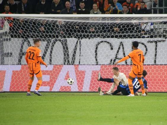 02 10 2024, xgrfx, Football UEFA Champions League, Shakhtar Donetsk Atalanta Bergamo emspor, v l Tor, Berat Djimsiti Atalanta Bergamo DFL DFB REGULATIONS PROHIBIT ANY USE OF PHOTOGRAPHS as IMAGE SEQUENCES and or QUASI VIDEO Gelsenkirchen