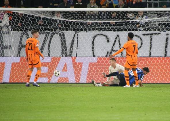 02 10 2024, xgrfx, Football UEFA Champions League, Shakhtar Donetsk Atalanta Bergamo emspor, v l Tor, Berat Djimsiti Atalanta Bergamo DFL DFB REGULATIONS PROHIBIT ANY USE OF PHOTOGRAPHS as IMAGE SEQUENCES and or QUASI VIDEO Gelsenkirchen