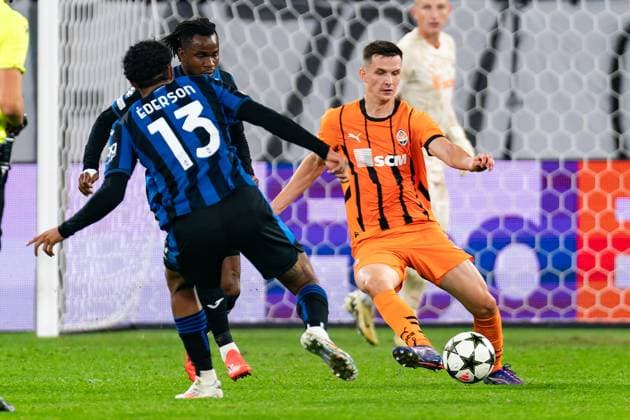 2024-10-02 FC Shakhtar Donetsk v Atalanta BC - UEFA Champions League 2024 25 League Phase MD2 GELSENKIRCHEN, GERMANY - OCTOBER 2: Ederson of Atalanta BC battles for the ball with Dmytro Kryskiv of FC Shakhtar Donetsk during the UEFA Champions League 2024 25 League Phase MD2 match between FC Shakhtar Donetsk and Atalanta BC at Arena AufSchalke on October 2, 2024 in Gelsenkirchen, Germany. (Photo by Joris Verwijst BSR Agency) Gelsenkirchen Germany Content not available for redistribution in The Netherlands directly or indirectly through any third parties. Copyright: xBSRxAgencyx