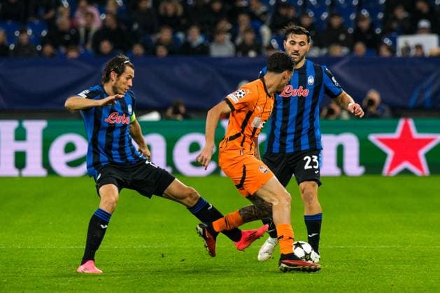 Marten de Roon Atalanta Bergamo, 15 , Marlon Gomes Shakhtar Donetsk, 30 , Sead Kolasinac Atalanta Bergamo, 23 , GER, Shakhtar Donetsk vs Atalanta Bergamo, Football, UEFA Champions League, Matchday 2, Season 2024 2025, 02 10 2024 GER, Shakhtar Donetsk vs Atalanta Bergamo, Football, UEFA Champions League, Matchday 2, Season 2024 2025, 02 10 2024 Gelsenkirchen Copyright: xEibner-Pressefoto FlorianxWieganx EP_FWD