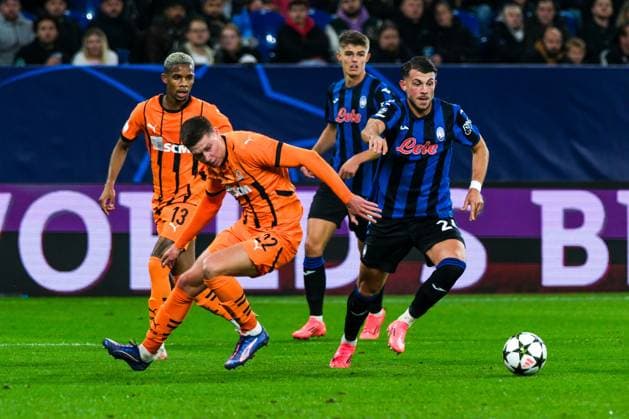 Mykola Matviyenko Shakhtar Donetsk, 22 in duel with Lazar Samardzic Atalanta Bergamo, 24 , GER, Shakhtar Donetsk vs Atalanta Bergamo, Football, UEFA Champions League, Matchday 2, Season 2024 2025, 02 10 2024 GER, Shakhtar Donetsk vs Atalanta Bergamo, Football, UEFA Champions League, Matchday 2, Season 2024 2025, 02 10 2024 Gelsenkirchen Copyright: xEibner-Pressefoto FlorianxWieganx EP_FWD