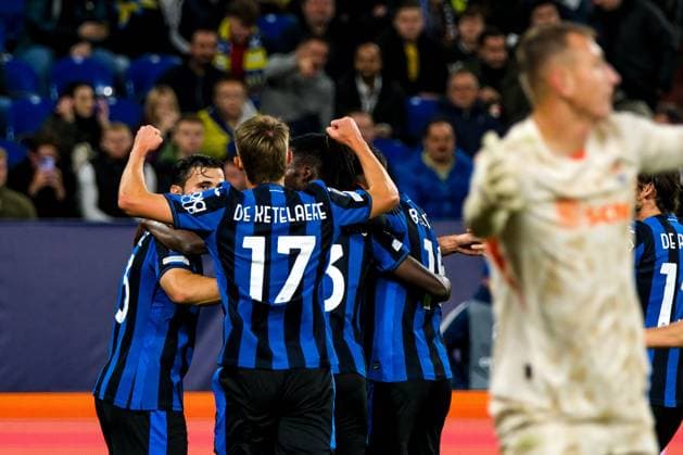 Berat Djimsiti Atalanta Bergamo, 19 and team celebrate the goal for 0 1, GER, Shakhtar Donetsk vs Atalanta Bergamo, Football, UEFA Champions League, Matchday 2, Season 2024 2025, 02 10 2024 GER, Shakhtar Donetsk vs Atalanta Bergamo, Football, UEFA Champions League, Matchday 2, Season 2024 2025, 02 10 2024 Gelsenkirchen Copyright: xEibner-Pressefoto FlorianxWieganx EP_FWD