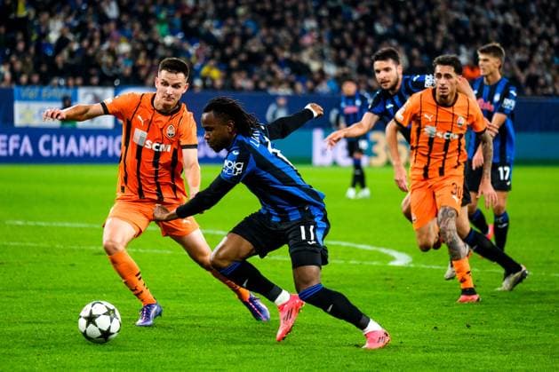 Ademola Lookman Atalanta Bergamo, 11 in duel with Dmytro Kryskiv Shakhtar Donetsk, 08 , GER, Shakhtar Donetsk vs Atalanta Bergamo, Football, UEFA Champions League, Matchday 2, Season 2024 2025, 02 10 2024 GER, Shakhtar Donetsk vs Atalanta Bergamo, Football, UEFA Champions League, Matchday 2, Season 2024 2025, 02 10 2024 Gelsenkirchen Copyright: xEibner-Pressefoto FlorianxWieganx EP_FWD