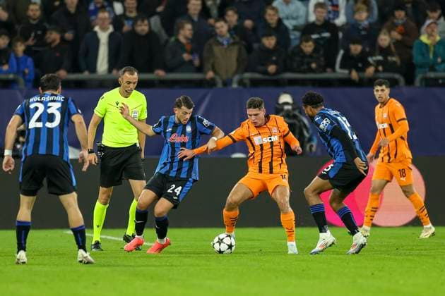 Gelsenkirchen, Germany, 02 10 24 Lazar Samardzic Atalanta Bergamo , Georgiy Sudakov FC Shakhtar Donetsk and Ederson Atalanta Bergamo fighting for the ball during the Champions League match between FC Shakhtar Donetsk vs Atalanta Bergamo at the Arena auf Schalke Gelsenkirchen Arena auf Schalke North Rhine Westphalia Germany Copyright: xBrauer-Fotoagenturx xAdrianxSchlx