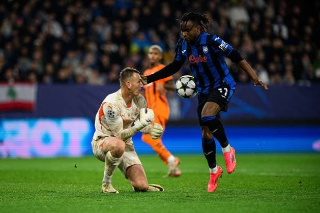 GELSENKIRCHEN, GERMANY - 2 OCTOBER, 2024: Dmytro Riznyk, Ademola Lookman, The UEFA Champions League match between FC Shakhtar Donetsk vs Atalanta BC Bergamo at Veltins Arena  Copyright: xVItaliixKliuievx