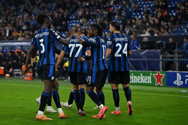 02 10 2024, Football, Champions League, Matchday 2, Season 2024 2025, Shakhtar Donetsk Atalanta Bergamo, Ademola Lookman Atalanta Bergamo celebrates the 2-0 goal with the team xRHR PHOTO TKx Copyright: RHR-FOTOx RHR-FOTO TK