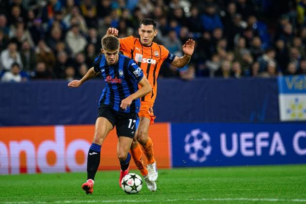 GELSENKIRCHEN, GERMANY - 2 OCTOBER, 2024: Taras Stepanenko, Charles De Ketelaere, The UEFA Champions League match between FC Shakhtar Donetsk vs Atalanta BC Bergamo at Veltins Arena  Copyright: xVItaliixKliuievx
