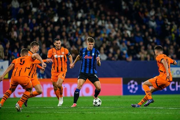 GELSENKIRCHEN, GERMANY - 2 OCTOBER, 2024: Taras Stepanenko, Charles De Ketelaere, The UEFA Champions League match between FC Shakhtar Donetsk vs Atalanta BC Bergamo at Veltins Arena  Copyright: xVItaliixKliuievx
