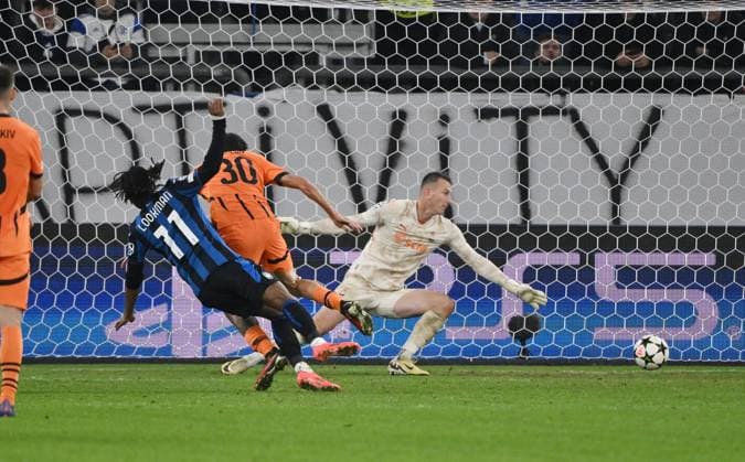 Ademola Lookman Atalanta Bergamo , left , scores the goal to 0 2 02 10 2024, Football UEFA Champions League 2024 25, Matchday 2 in Gelsenkirchen, Shakhtar Donetsk Atalanta Bergamo Gelsenkirchen Veltins Arena Nordrhein Westfalen Germany after an assist from Sead Kolasinac Atalanta Bergamo Team2