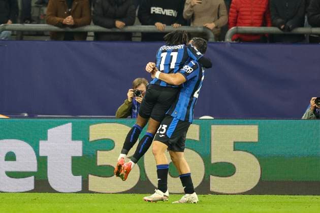 Gelsenkirchen, Germany, 02 10 24 Ademola Lookman Atalanta Bergamo celebrates with his team after scoring the 0 2 goal during the Champions League match between FC Shakhtar Donetsk and Atalanta Bergamo at the Arena auf Schalke Gelsenkirchen Arena auf Schalke North Rhine Westphalia Germany Copyright: xBrauer-Fotoagenturx xAdrianxSchlx