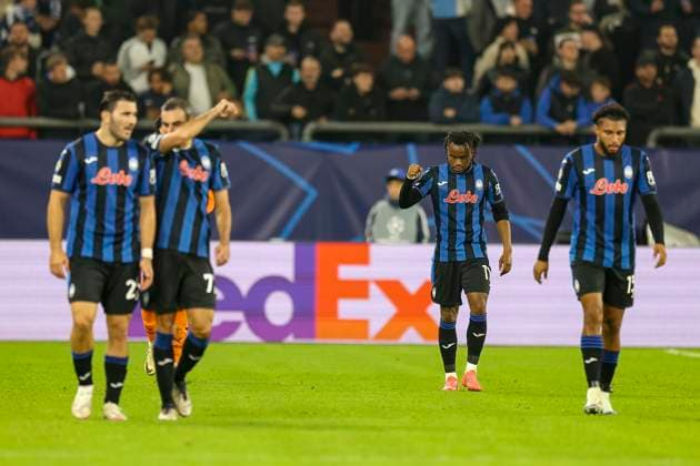 Gelsenkirchen, Germany, 02 10 24 Ademola Lookman Atalanta Bergamo celebrates with his team after scoring the 0 2 goal during the Champions League match between FC Shakhtar Donetsk and Atalanta Bergamo at the Arena auf Schalke Gelsenkirchen Arena auf Schalke North Rhine Westphalia Germany Copyright: xBrauer-Fotoagenturx xAdrianxSchlx