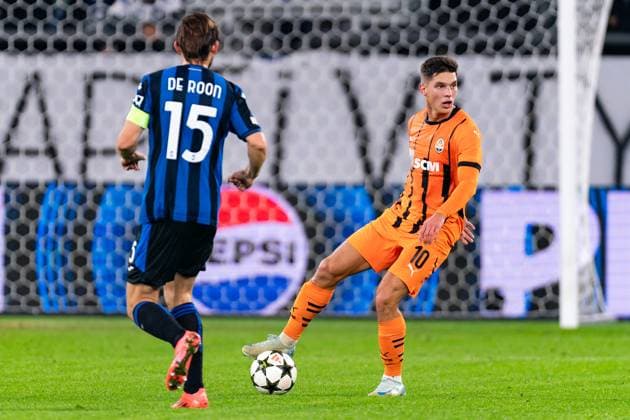 2024-10-02 FC Shakhtar Donetsk v Atalanta BC - UEFA Champions League 2024 25 League Phase MD2 GELSENKIRCHEN, GERMANY - OCTOBER 2: Marten de Roon of Atalanta BC and Georgiy Sudakov of FC Shakhtar Donetsk during the UEFA Champions League 2024 25 League Phase MD2 match between FC Shakhtar Donetsk and Atalanta BC at Arena AufSchalke on October 2, 2024 in Gelsenkirchen, Germany. (Photo by Joris Verwijst BSR Agency) Gelsenkirchen Germany Content not available for redistribution in The Netherlands directly or indirectly through any third parties. Copyright: xBSRxAgencyx