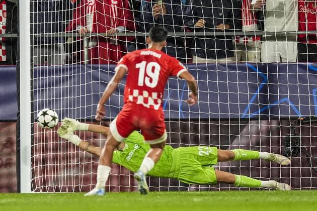 UEFA Champions League: Girona FC v Feyenoord Girona - Feyenoord keeper Timon Wellenreuther, Bojan Miovski of Girona FC during the second round of new format of the UEFA Champions League 2024 2025. The match is set between Girona FC and Feyenoord at Estadi Montilivi on 2 October 2024 in Girona, Spain. Copyright: xTomxBodex