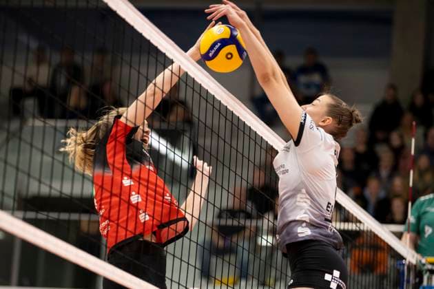 1 Volleyball Bundesliga Women Schwarz Weiss Erfurt vs Dresdner SC Erfurt 02 10 2024 Emma Scarlett Clothier 16 Dresdner SC vs Isabella Noble 5 Schwarz Weiss Erfurt 1 Volleyball Bundesliga Women Schwarz Weiss Erfurt vs Dresdner SC Riethsporthalle Erfurt 02 10 2024 Copyright: xBEAUTIFULxSPORTS Duehringx