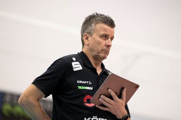 1 Volleyball Bundesliga Women Schwarz Weiss Erfurt vs Dresdner SC Erfurt 02 10 2024 Alexander Waibl Coach Dresdner SC 1 Volleyball Bundesliga Women Schwarz Weiss Erfurt vs Dresdner SC Riethsporthalle Erfurt 02 10 2024 Copyright: xBEAUTIFULxSPORTS Duehringx