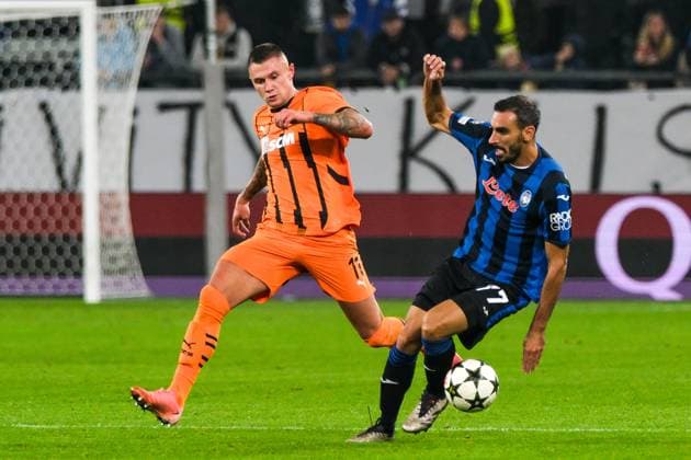 Oleksandr Zubkov Shakhtar Donetsk, 11 in duel with Davide Zappacosta Atalanta Bergamo, 77 , GER, Shakhtar Donetsk vs Atalanta Bergamo, Football, UEFA Champions League, Matchday 2, Season 2024 2025, 02 10 2024 GER, Shakhtar Donetsk vs Atalanta Bergamo, Football, UEFA Champions League, Matchday 2, Season 2024 2025, 02 10 2024 Gelsenkirchen Copyright: xEibner-Pressefoto FlorianxWieganx EP_FWD