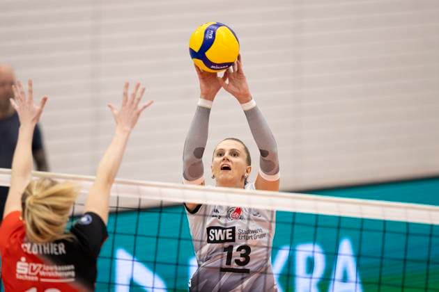 1 Volleyball Bundesliga Women Schwarz Weiss Erfurt vs Dresdner SC Erfurt 02 10 2024 Lara Alyssa Darowski 13 Schwarz Weiss Erfurt vs Emma Scarlett Clothier 16 Dresdner SC and Victoria Demidova 6 Dresdner SC left, not in the picture 1 Volleyball Bundesliga Women Schwarz Weiss Erfurt vs Dresdner SC Riethsporthalle Erfurt 02 10 2024 Copyright: xBEAUTIFULxSPORTS Duehringx