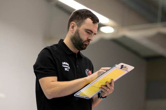 1 Volleyball Bundesliga Women Schwarz Weiss Erfurt vs Dresdner SC Erfurt 02 10 2024 Mateusz Zarczynski Coach Schwarz Weiss Erfurt 1 Volleyball Bundesliga Women Schwarz Weiss Erfurt vs Dresdner SC Riethsporthalle Erfurt 02 10 2024 Copyright: xBEAUTIFULxSPORTS Duehringx