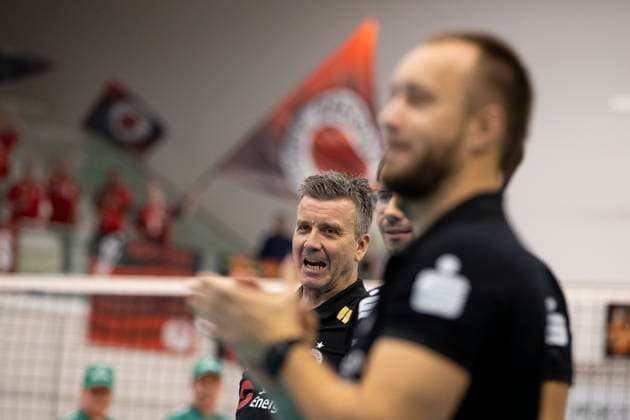 1 Volleyball Bundesliga Women Schwarz Weiss Erfurt vs Dresdner SC Erfurt 02 10 2024 Alexander Waibl Coach Dresdner SC 1 Volleyball Bundesliga Women Schwarz Weiss Erfurt vs Dresdner SC Riethsporthalle Erfurt 02 10 2024 Copyright: xBEAUTIFULxSPORTS Duehringx