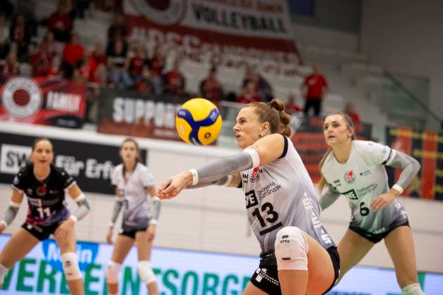 1 Volleyball Bundesliga Women Schwarz Weiss Erfurt vs Dresdner SC Erfurt 02 10 2024 Lara Alyssa Darowski 13 Schwarz Weiss Erfurt 1 Volleyball Bundesliga Women Schwarz Weiss Erfurt vs Dresdner SC Riethsporthalle Erfurt 02 10 2024 Copyright: xBEAUTIFULxSPORTS Duehringx