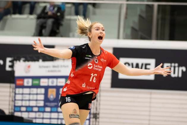 1 Volleyball Bundesliga Women Schwarz Weiss Erfurt vs Dresdner SC Erfurt 02 10 2024 Jubel, Emma Scarlett Clothier 16 Dresdner SC 1 Volleyball Bundesliga Women Schwarz Weiss Erfurt vs Dresdner SC Riethsporthalle Erfurt 02 10 2024 Copyright: xBEAUTIFULxSPORTS Duehringx