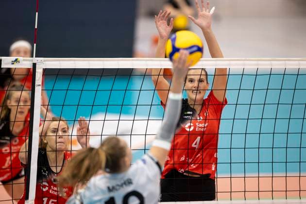 1 Volleyball Bundesliga Women Schwarz Weiss Erfurt vs Dresdner SC Erfurt 02 10 2024 Pia Mohr 10 Schwarz Weiss Erfurt vs Marta Kame lija Levinska 15 Dresdner SC left and Nathalie Lemmens 4 Dresdner SC right 1 Volleyball Bundesliga Women Schwarz Weiss Erfurt vs Dresdner SC Riethsporthalle Erfurt 02 10 2024 Copyright: xBEAUTIFULxSPORTS Duehringx