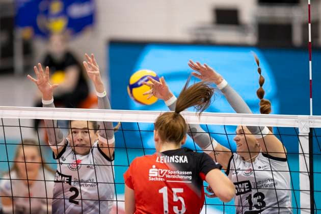 1 Volleyball Bundesliga Women Schwarz Weiss Erfurt vs Dresdner SC Erfurt 02 10 2024 Marta Kame lija Levinska 15 Dresdner SC vs Elizabeth Sandbothe 2 Schwarz Weiss Erfurt leftis and Lara Alyssa Darowski 13 Schwarz Weiss Erfurt right 1 Volleyball Bundesliga Women Schwarz Weiss Erfurt vs Dresdner SC Riethsporthalle Erfurt 02 10 2024 Copyright: xBEAUTIFULxSPORTS Duehringx