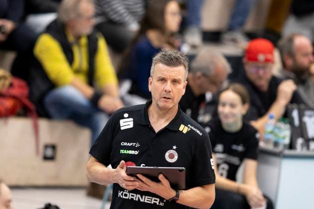 1 Volleyball Bundesliga Women Schwarz Weiss Erfurt vs Dresdner SC Erfurt 02 10 2024 Alexander Waibl Coach Dresdner SC 1 Volleyball Bundesliga Women Schwarz Weiss Erfurt vs Dresdner SC Riethsporthalle Erfurt 02 10 2024 Copyright: xBEAUTIFULxSPORTS Duehringx