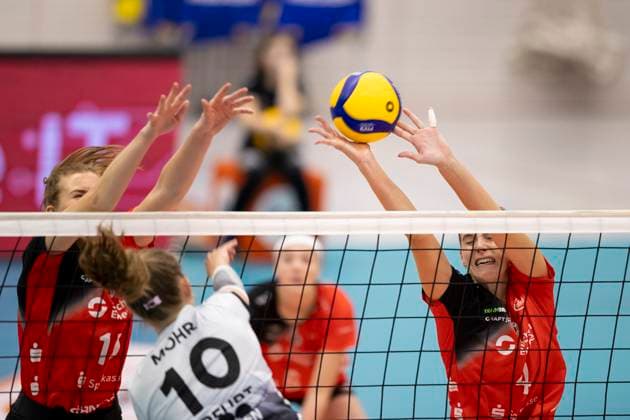 1 Volleyball Bundesliga Women Schwarz Weiss Erfurt vs Dresdner SC Erfurt 02 10 2024 Pia Mohr 10 Schwarz Weiss Erfurt vs Marta Kame lija Levinska 15 Dresdner SC left and Nathalie Lemmens 4 Dresdner SC right 1 Volleyball Bundesliga Women Schwarz Weiss Erfurt vs Dresdner SC Riethsporthalle Erfurt 02 10 2024 Copyright: xBEAUTIFULxSPORTS Duehringx
