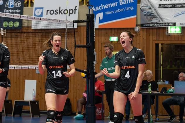 Aachen, Germany, October 02, 2024: Nicole van de Vosse (14 Ladies in Black Aachen) and Hyke Lyklema (4 Ladies in Black Aachen) celebrate after scoring during the 1. Bundesliga Frauen game between Ladies in Black Aachen and SC Potsdam at the Hexenkessel in Aachen, Germany (Martin Pitsch SPP) Copyright: xMartinxPitschx xSPPx spp-en-MaPiSp-20241002_DSC8109-Enhanced-NR_NIKON Z 6_20241002-LIBvSCP