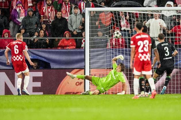 UEFA Champions League: Girona FC v Feyenoord Girona - Donny van de Beek of Girona FC, Feyenoord keeper Timon Wellenreuther during the second round of new format of the UEFA Champions League 2024 2025. The match is set between Girona FC and Feyenoord at Estadi Montilivi on 2 October 2024 in Girona, Spain. Copyright: xTomxBodex