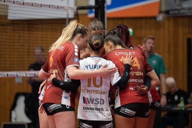 Aachen, Germany, October 02, 2024: Players of SC Potsdam huddle during the 1. Bundesliga Frauen game between Ladies in Black Aachen and SC Potsdam at the Hexenkessel in Aachen, Germany (Martin Pitsch SPP) Copyright: xMartinxPitschx xSPPx spp-en-MaPiSp-20241002_DSC7958-Enhanced-NR_NIKON Z 6_20241002-LIBvSCP