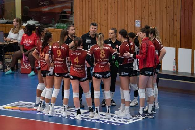 Aachen, Germany, October 02, 2024: Players of SC Potsdam huddle during the 1. Bundesliga Frauen game between Ladies in Black Aachen and SC Potsdam at the Hexenkessel in Aachen, Germany (Martin Pitsch SPP) Copyright: xMartinxPitschx xSPPx spp-en-MaPiSp-20241002_DSC8041-Enhanced-NR_NIKON Z 6_20241002-LIBvSCP