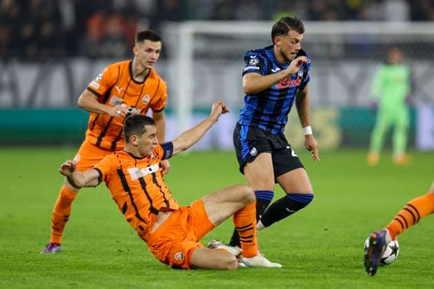 Gelsenkirchen, Germany, 02 10 24 Taras Stepanenko FC Shakhtar Donetsk and Lazar Samardzic Atalanta Bergamo fighting for the ball during the Champions League match between FC Shakhtar Donetsk and Atalanta Bergamo at the Arena auf Schalke Gelsenkirchen Arena auf Schalke North Rhine Westphalia Germany Copyright: xBrauer-Fotoagenturx xAdrianxSchlx