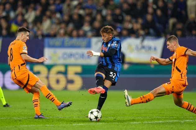 Gelsenkirchen, Germany, 02 10 24 Dmytro Kryskiv FC Shakhtar Donetsk and Mateo Retegui Atalanta Bergamo fighting for the ball during the Champions League match between FC Shakhtar Donetsk and Atalanta Bergamo at the Arena auf Schalke Gelsenkirchen Arena auf Schalke North Rhine Westphalia Germany Copyright: xBrauer-Fotoagenturx xAdrianxSchlx