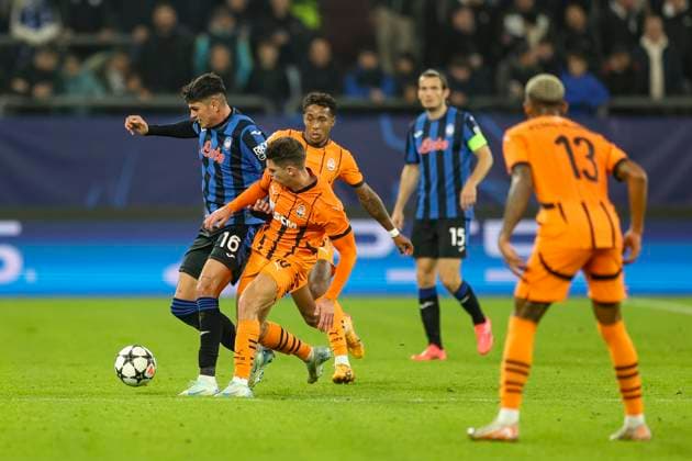 Gelsenkirchen, Germany, 02 10 24 Raoul Bellanova Atalanta Bergamo and Georgiy Sudakov FC Shakhtar Donetsk fighting for the ball during the Champions League match between FC Shakhtar Donetsk and Atalanta Bergamo at the Arena auf Schalke Gelsenkirchen Arena auf Schalke North Rhine Westphalia Germany Copyright: xBrauer-Fotoagenturx xAdrianxSchlx