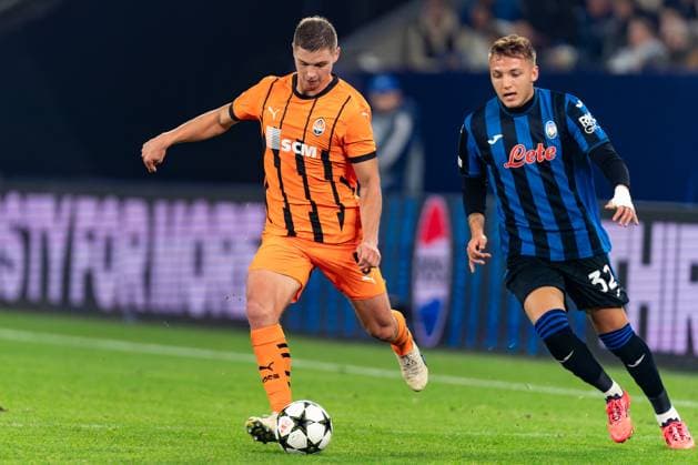 2024-10-02 FC Shakhtar Donetsk v Atalanta BC - UEFA Champions League 2024 25 League Phase MD2 GELSENKIRCHEN, GERMANY - OCTOBER 2: Valeriy Bondar of FC Shakhtar Donetsk battles for the ball with Mateo Retegui of Atalanta BC during the UEFA Champions League 2024 25 League Phase MD2 match between FC Shakhtar Donetsk and Atalanta BC at Arena AufSchalke on October 2, 2024 in Gelsenkirchen, Germany. (Photo by Joris Verwijst BSR Agency) Gelsenkirchen Germany Content not available for redistribution in The Netherlands directly or indirectly through any third parties. Copyright: xBSRxAgencyx
