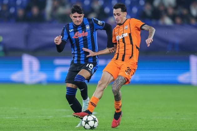 Soccer Champions League Matchday 2 Shakhtar Donetsk Atalanta Bergamo on 02 10 2024 at the Arena AufSchalke in Gelsenkirchen Raoul Bellanova Bergamo , left Marlon Gomes Donetsk , right xJRx