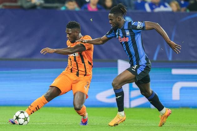 Soccer Champions League Matchday 2 Shakhtar Donetsk Atalanta Bergamo on 02 10 2024 at the Arena AufSchalke in Gelsenkirchen Lassina Traore Donetsk , left Odilon Kossounou Bergamo , right xJRx