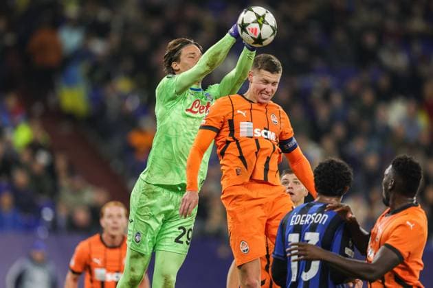 Soccer Champions League Matchday 2 Shakhtar Donetsk Atalanta Bergamo on 02 10 2024 at the Arena AufSchalke in Gelsenkirchen Marco Carnesecchi Bergamo , left Georgiy Sudakov Donetsk , right xJRx